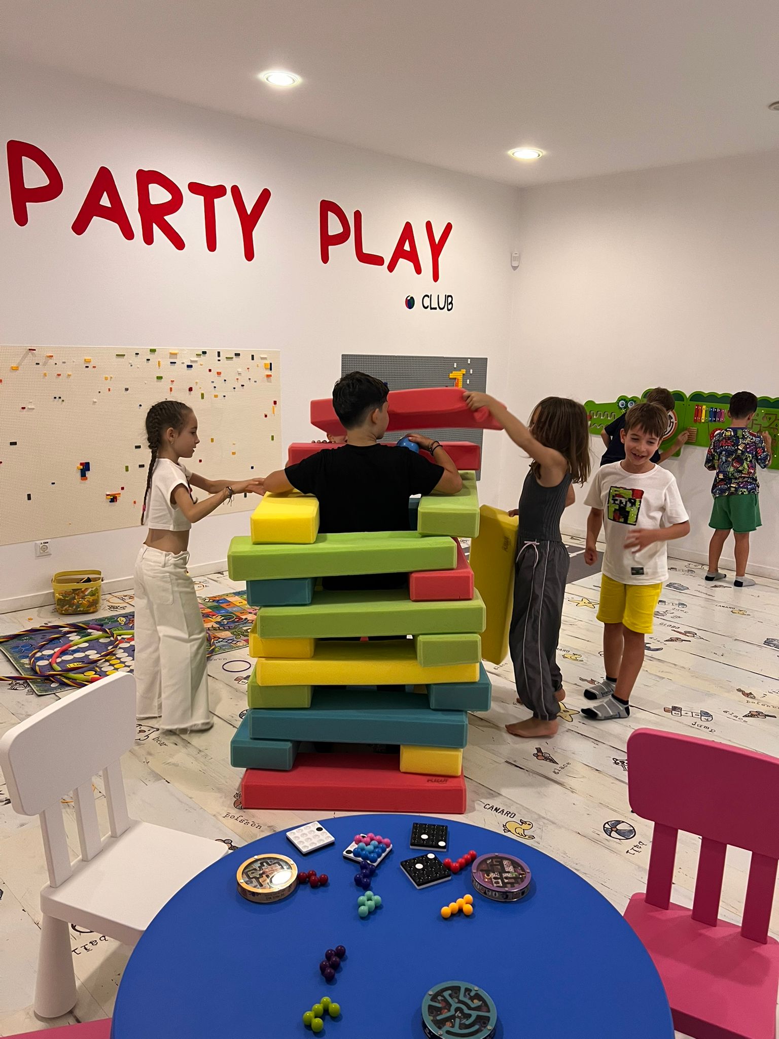 Animatori si copii la un moment tematic Party Play Club