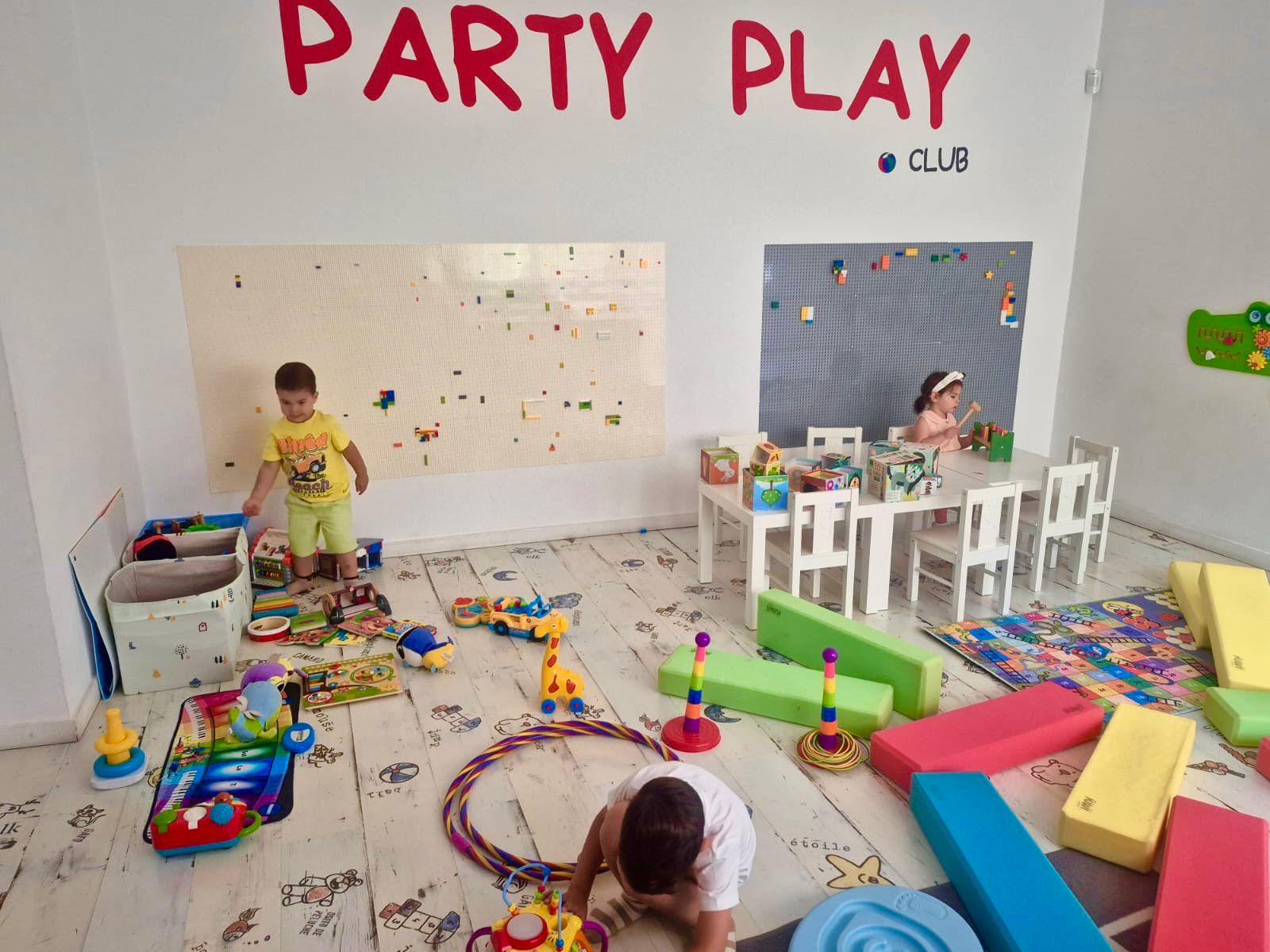 Atmosfera de petrecere surprinsa la Party Play Club