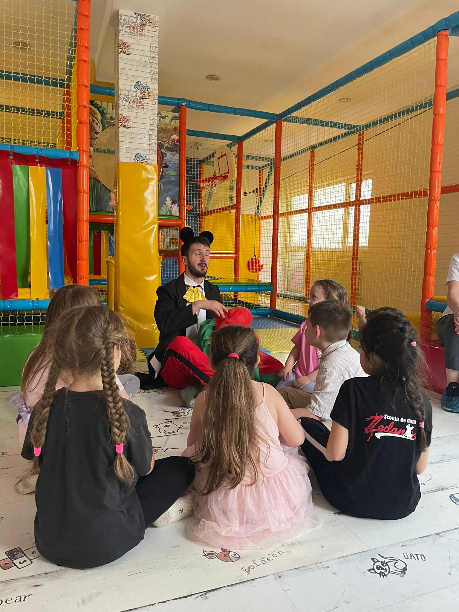 Copii la joaca in timpul unei petreceri Party Play Club