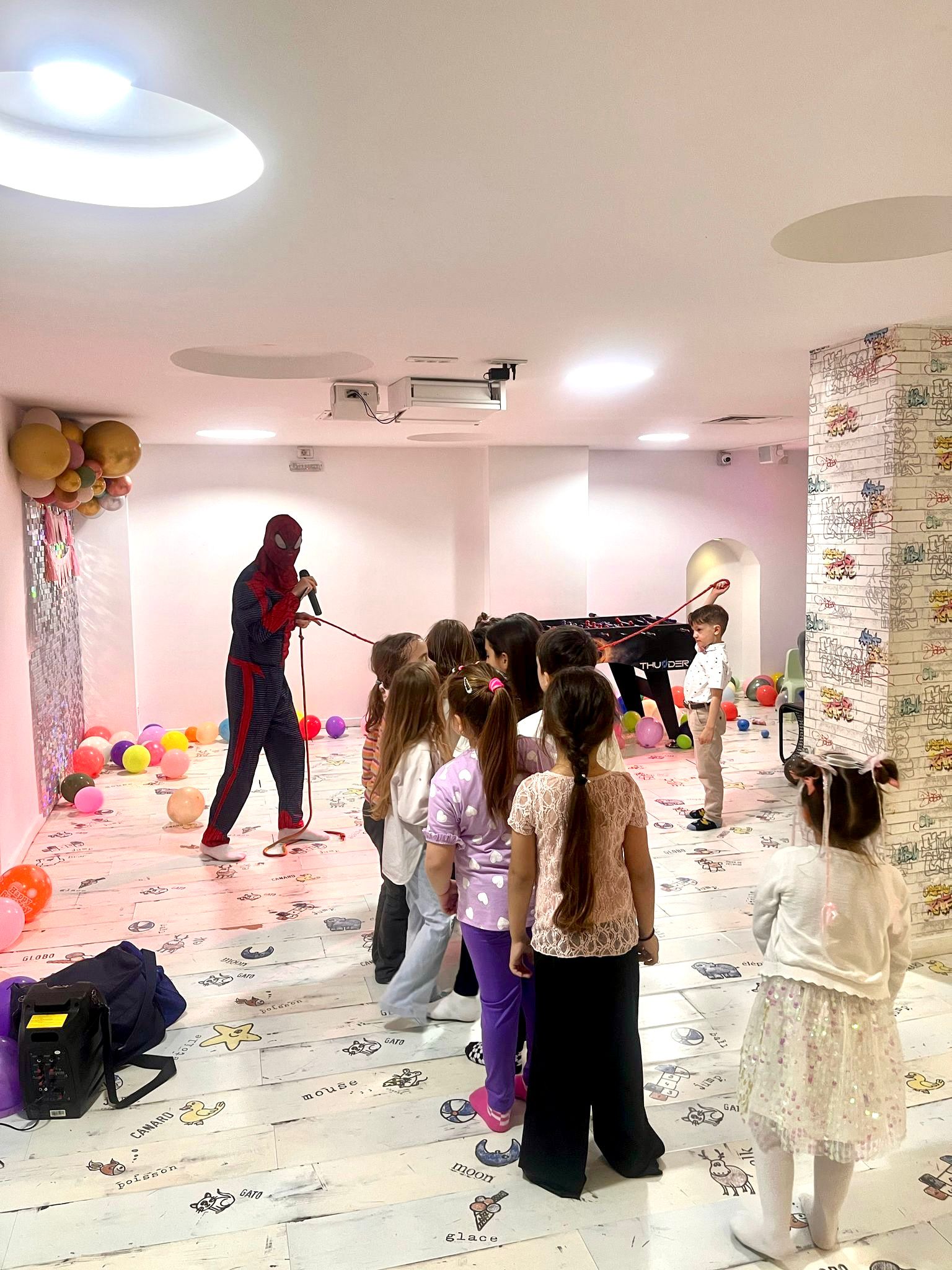 Spatiul Party Play Club cu logo si mese pregatite