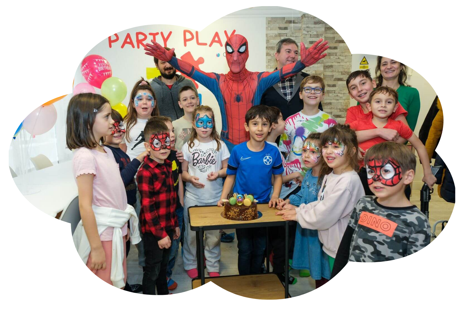 Petrecere Party Play Club cu animator și copii în jurul tortului